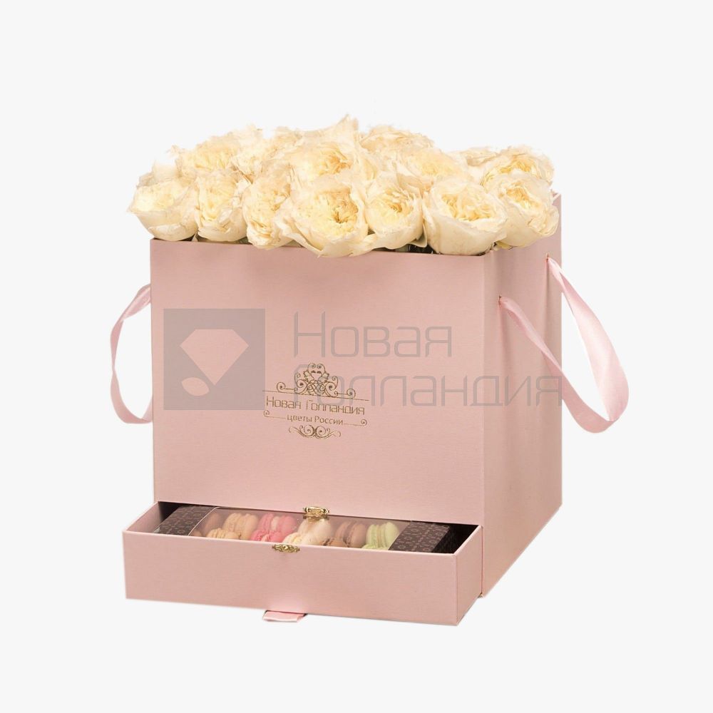 21 белая пионовидная роза Премиум в большой розовой коробке шкатулке с макарунсами