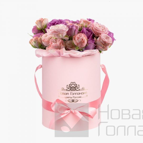 Пионовидные кустовые розы микс в розовой шляпной коробке №741
