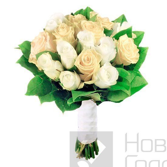 Букет невесты из кремовых и белых роз