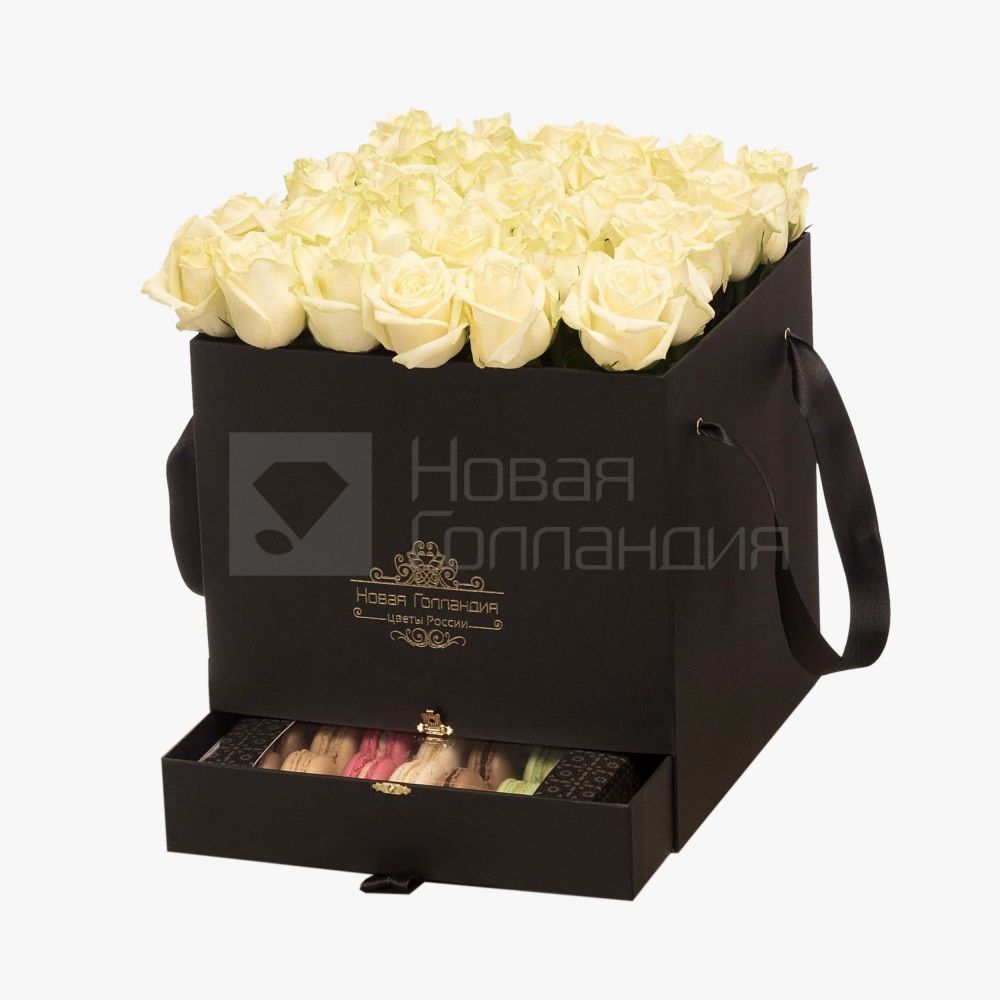 35 белых роз в большой черной коробке шкатулке с макарунсами