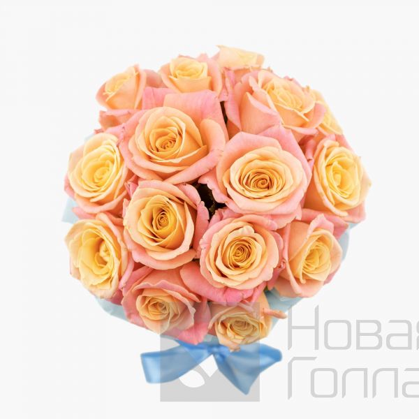 15 персиково-розовых роз в маленькой голубой шляпной коробке	№573