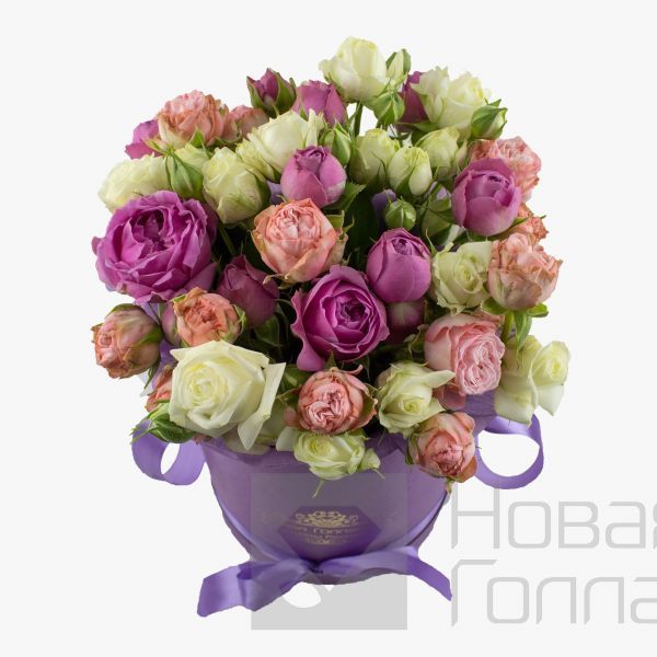 Пионовидные кустовые розы микс в розовой шляпной коробке №741