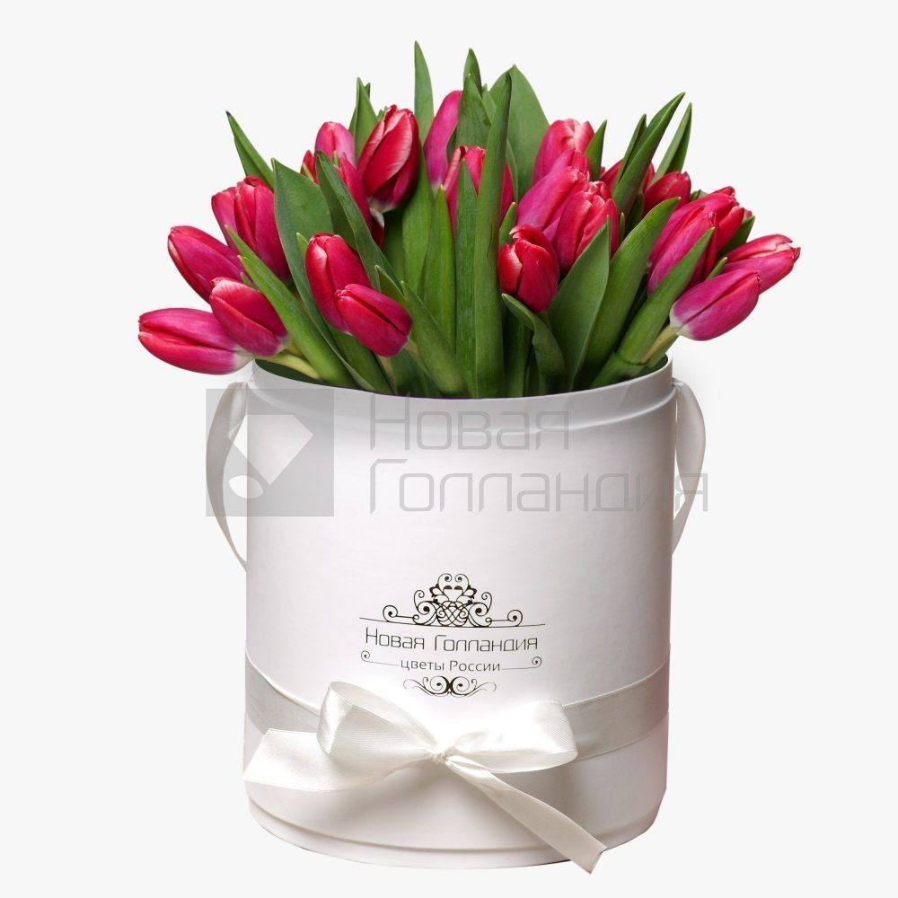 35 красных тюльпанов в белой шляпной коробке №226