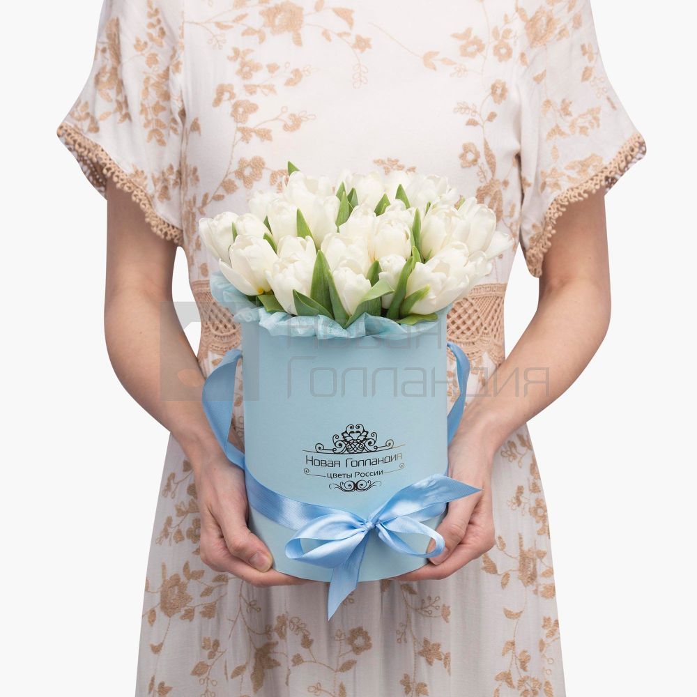 25 белых тюльпанов в голубой маленькой шляпной коробке №522