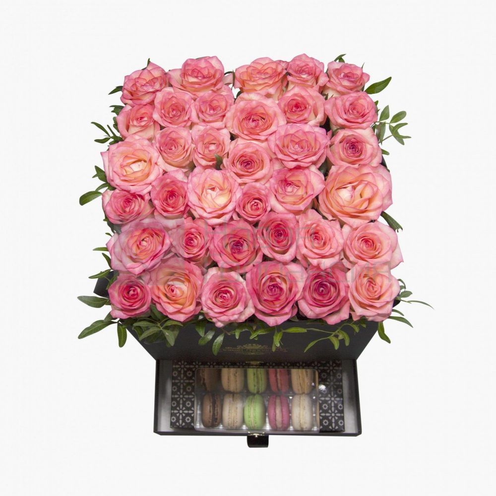35 розовых роз в большой черной коробке шкатулке с макарунсами №501