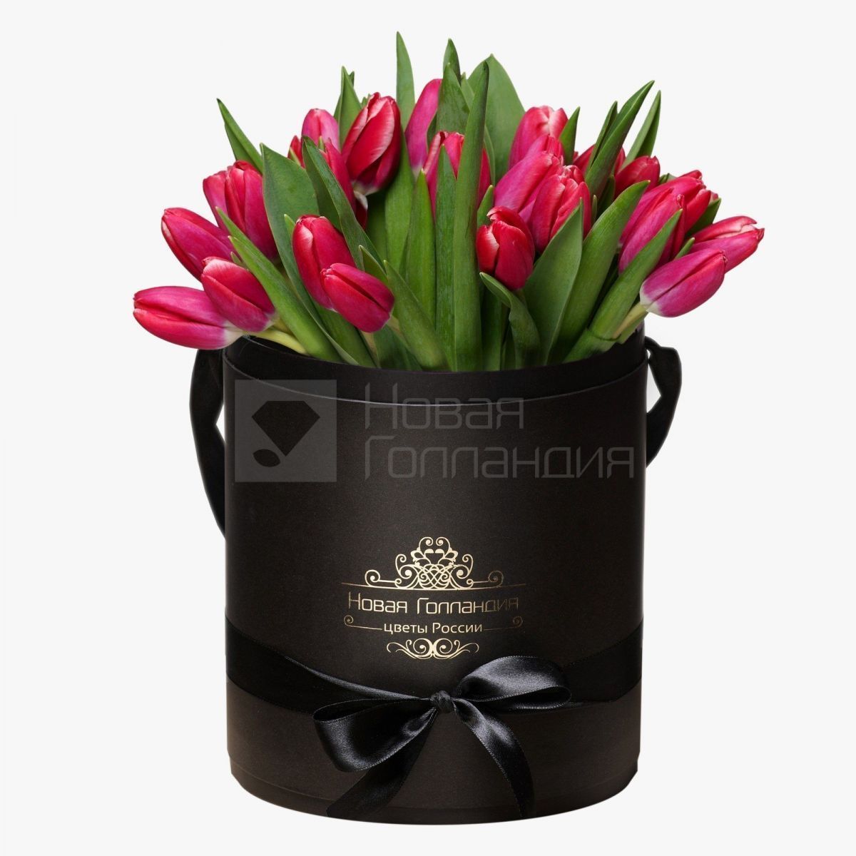 35 малиновых тюльпанов в черной шляпной коробке №235