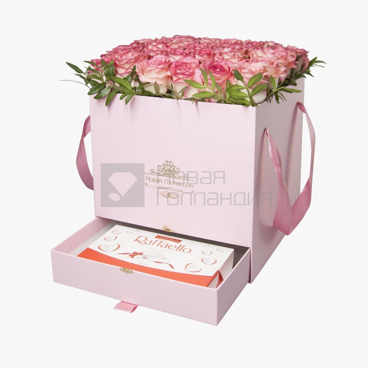 35 розовых роз в большой розовой коробке шкатулке с макарунсами №500