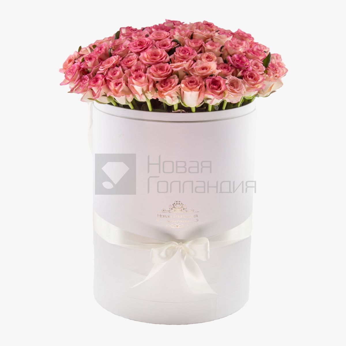 101 розовая роза Джумелия в большой белой шляпной коробке №675