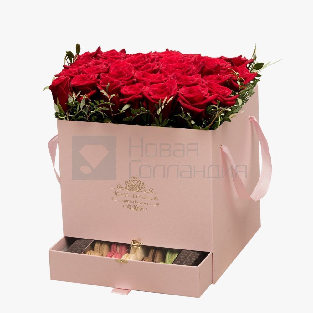 35 красных роз в большой розовой коробке шкатулке с макарунсами №462