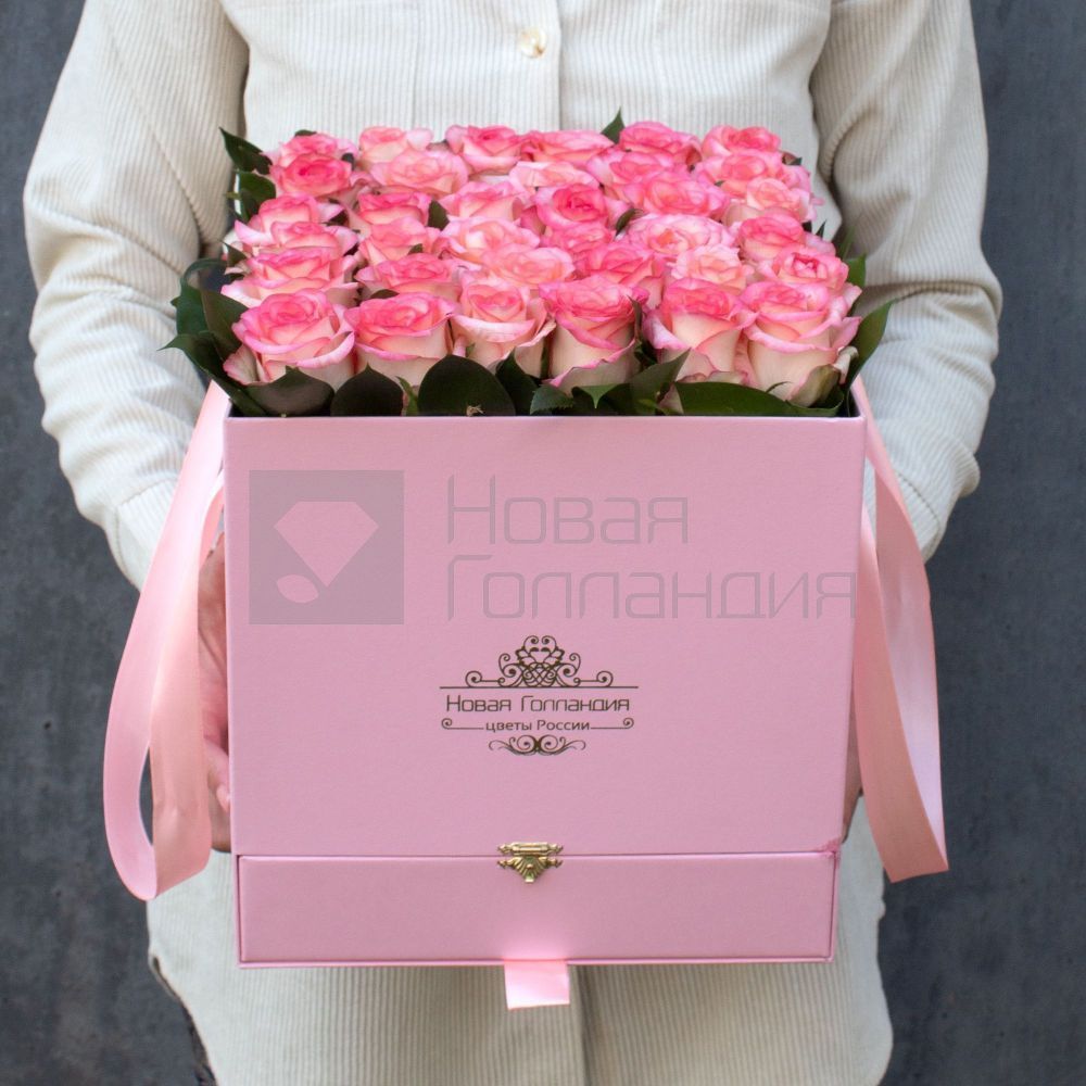35 розовых роз в большой розовой коробке шкатулке с макарунсами №500