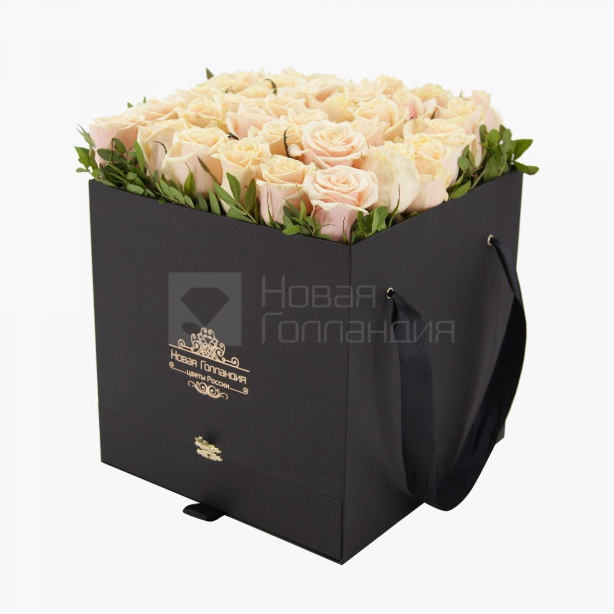 35 кремовых роз в большой черной коробке шкатулке с макарунсами №469