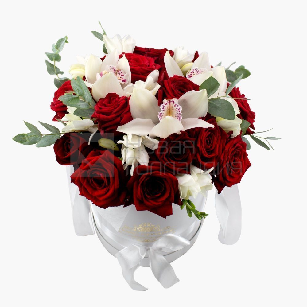 Композиция Сердцеедка из роз и орхидей в шляпной коробке