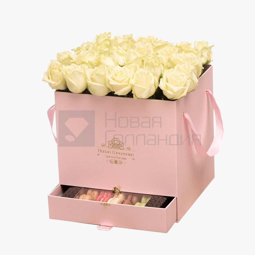 35 белых роз в большой розовой коробке шкатулке с макарунсами