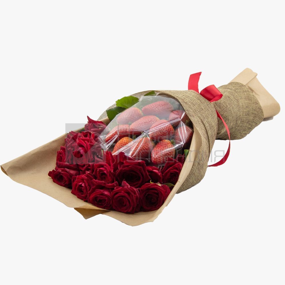 Букет из красных роз и клубники