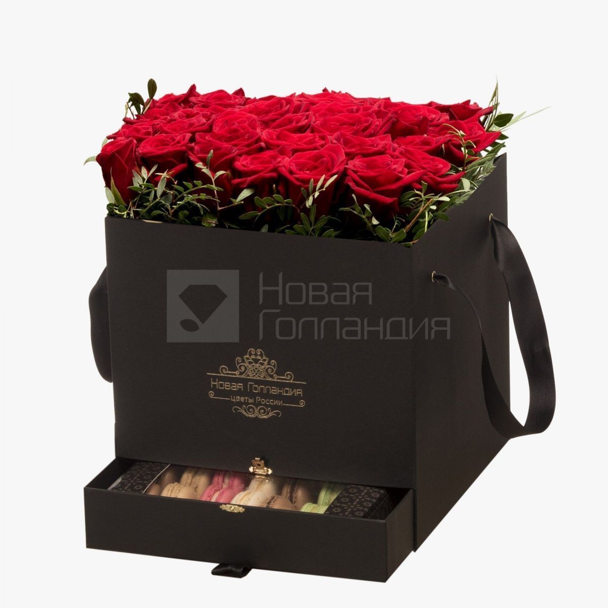 35 красных роз в большой черной коробке шкатулке с макарунсами №460