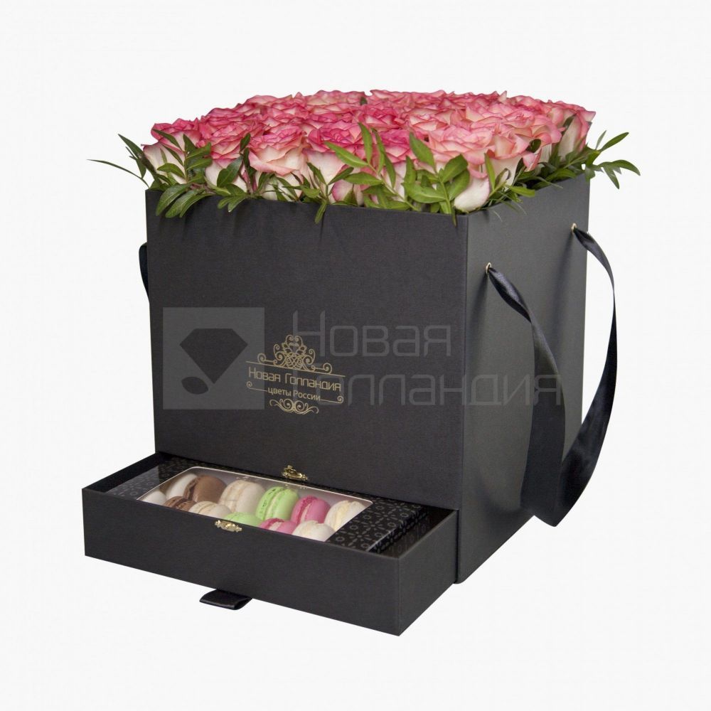 35 розовых роз в большой черной коробке шкатулке с макарунсами №501