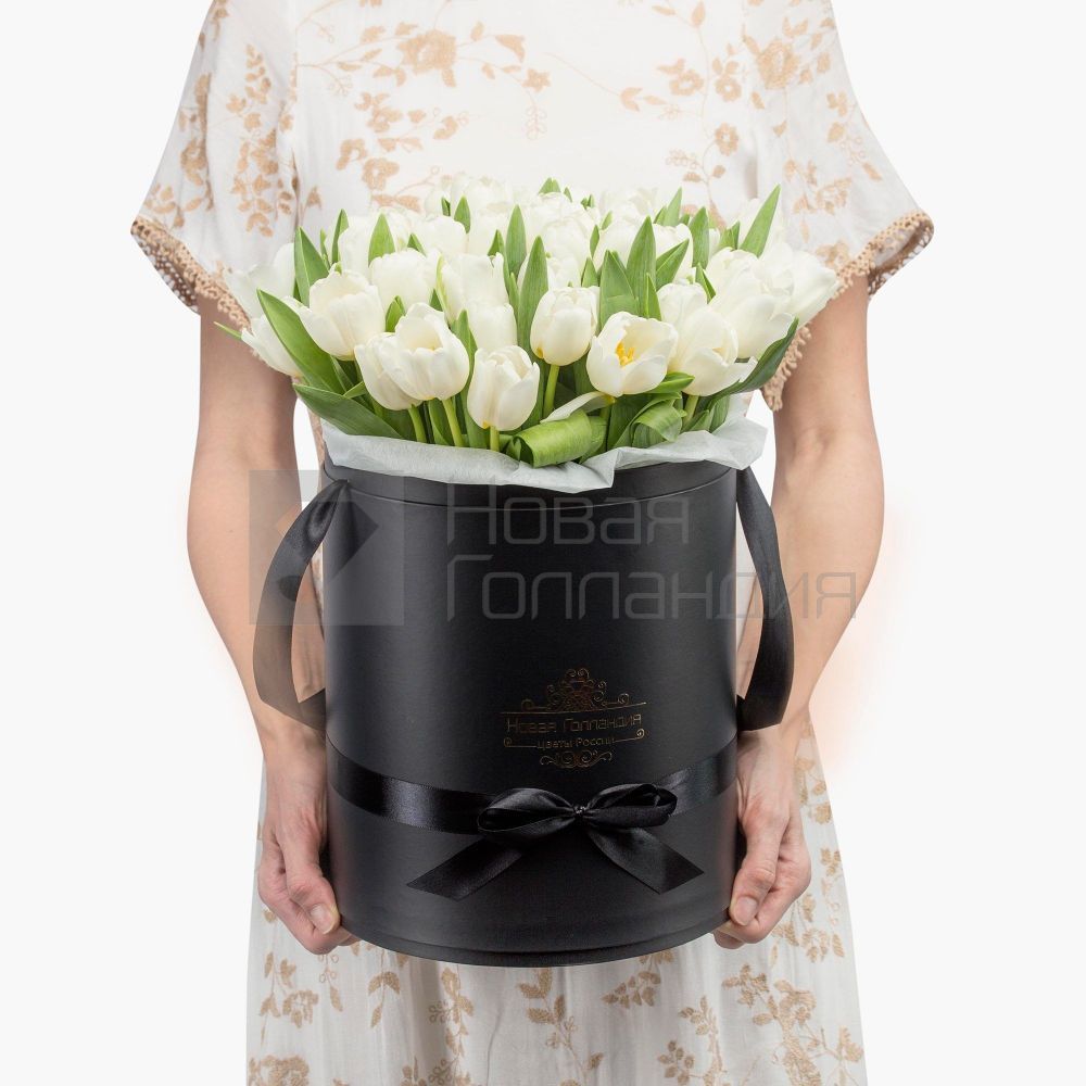 59 белых тюльпанов в большой черной шляпной коробке №510